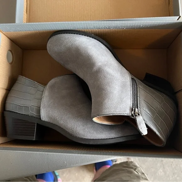 NIB Vionic Light Gray Ankle Booties - Picture 5 of 6